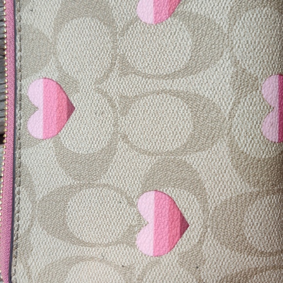 Coach Heart 💖 Clutch - Picture 3 of 12